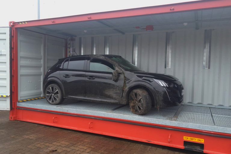 Pkw im Ruhe-Container für sicherheitskritische Energiespeicher