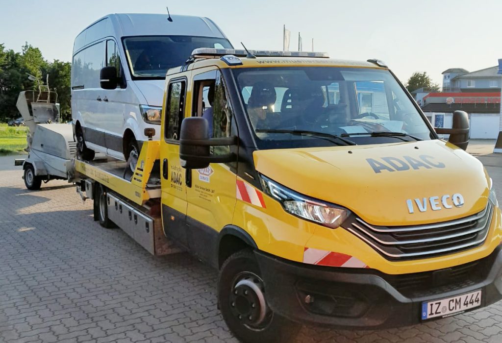 Abschleppen_transporter_mit_Anhänger