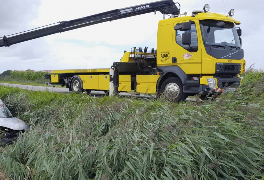 ADAC Abschlepper mit Kran